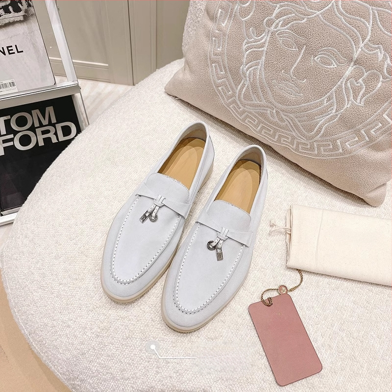 Moteriški loaferiai iš avių odos, vidinė įdėkla iš avies vilnos, gumos padas, apvali nosis, žemas kulnas 1–3 cm