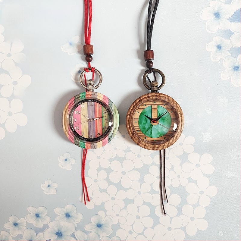 Medicinos kišeninis laikrodis – medinis retro dizainas slaugytojai/gydytojui, infuzijos įrašas, tylus veikimas (kvarcinis Miyota PC21 mechanizmas, 49 mm ciferblatas, medinis korpusas, metalinis dirželis, spiralinė krona)