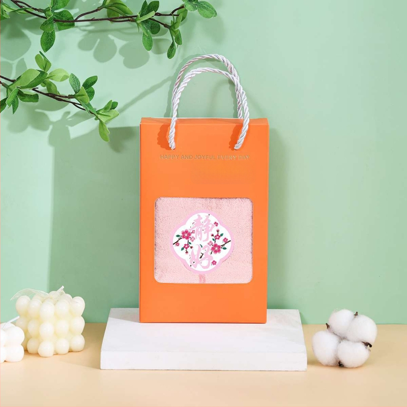 Koszorúslányoknak szóló két darabos hímzett törölköző szett; 260 g korall fleece fonal; hímzés és hajtás; testreszabás elérhető