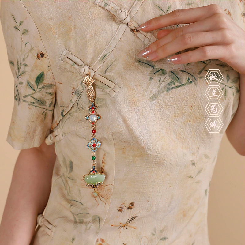 Lydinio segė kinų stiliaus su daugybe formų (širdis, gėlė, mazgas, rombas, geometrijos formos); dekoratyvus dėvėjimas, dviguba funkcija kaip pakabukas.