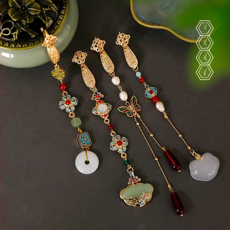 Lydinio segė kinų stiliaus su daugybe formų (širdis, gėlė, mazgas, rombas, geometrijos formos); dekoratyvus dėvėjimas, dviguba funkcija kaip pakabukas.