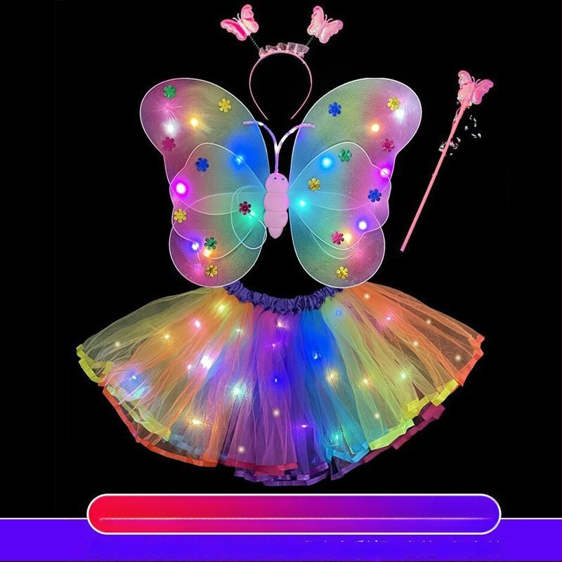 Mergaičių švytintys drugelių sparnai — audinys, animacinis stilius, sceninis rekvizitas