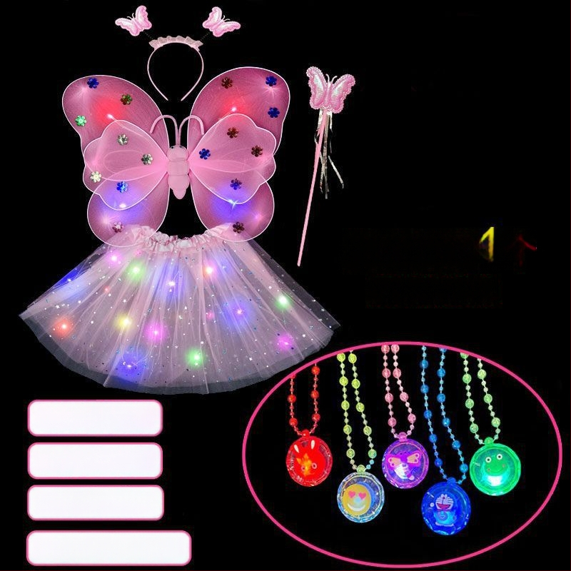 Mergaičių švytintys drugelių sparnai — audinys, animacinis stilius, sceninis rekvizitas