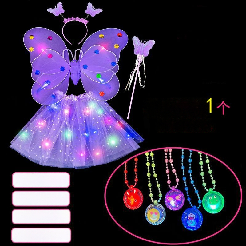 Mergaičių švytintys drugelių sparnai — audinys, animacinis stilius, sceninis rekvizitas