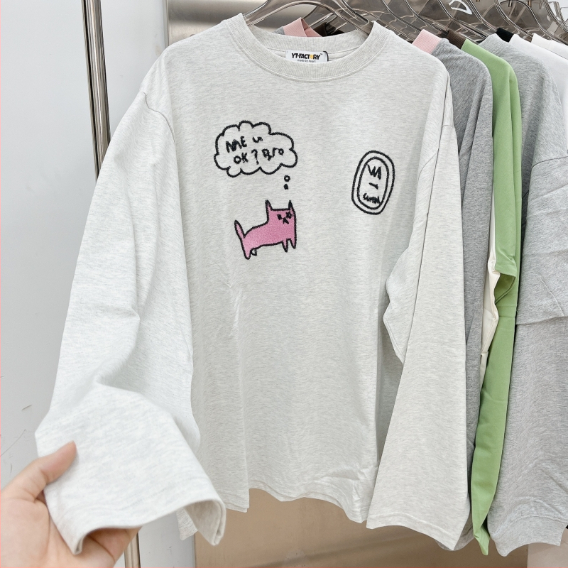 T-krekls ar brīvu piegriezumu, garām piedurknēm, apaļu kaklu un druku (95% kokvilnas)