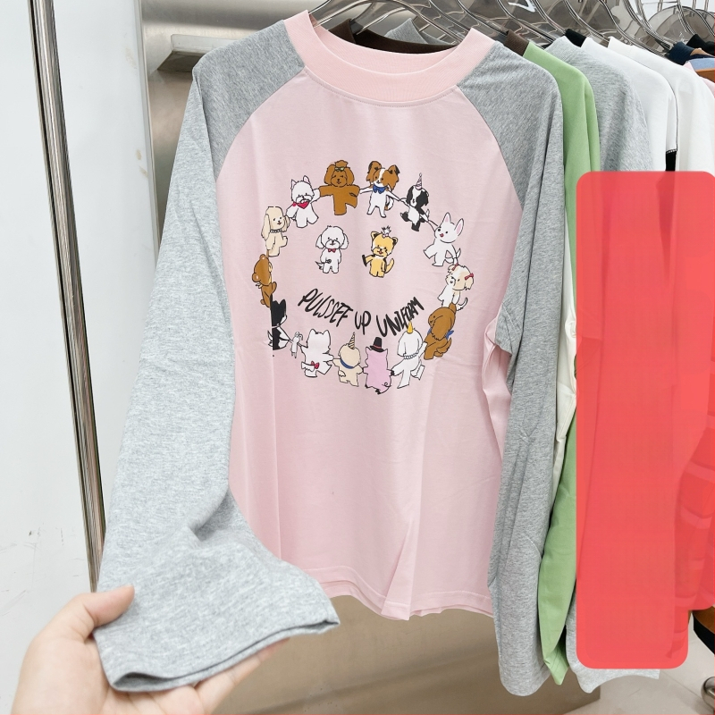 T-krekls ar brīvu piegriezumu, garām piedurknēm, apaļu kaklu un druku (95% kokvilnas)