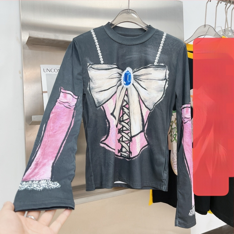 T-krekls ar brīvu piegriezumu, garām piedurknēm, apaļu kaklu un druku (95% kokvilnas)