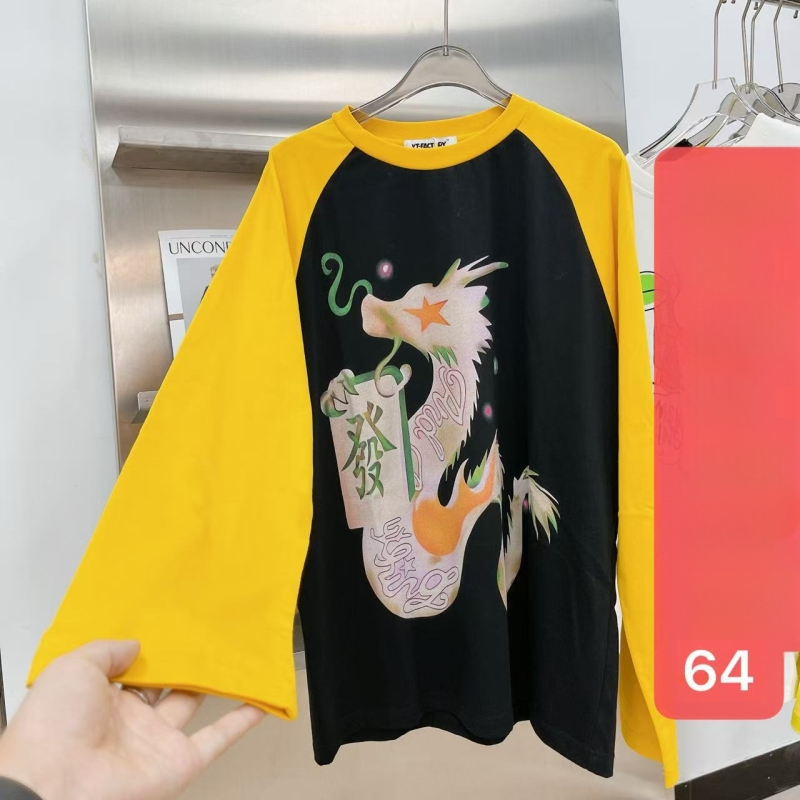 T-krekls ar brīvu piegriezumu, garām piedurknēm, apaļu kaklu un druku (95% kokvilnas)