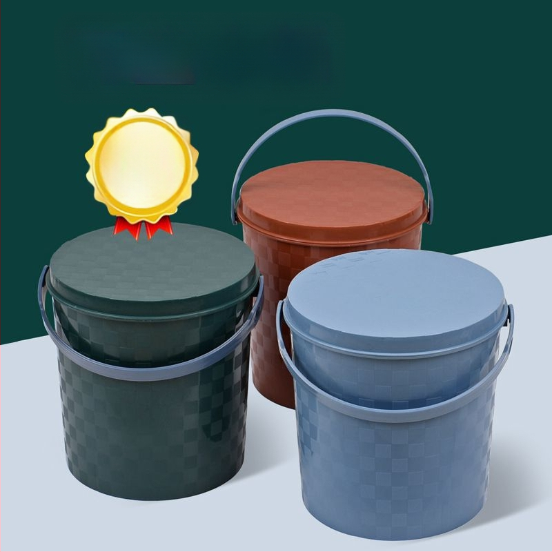 Plastist paksenenud kaasaskantav ämber käepideme ja kaanega koduseks kasutuseks, kalapüügiks, auto pesuks ja hoiustamiseks