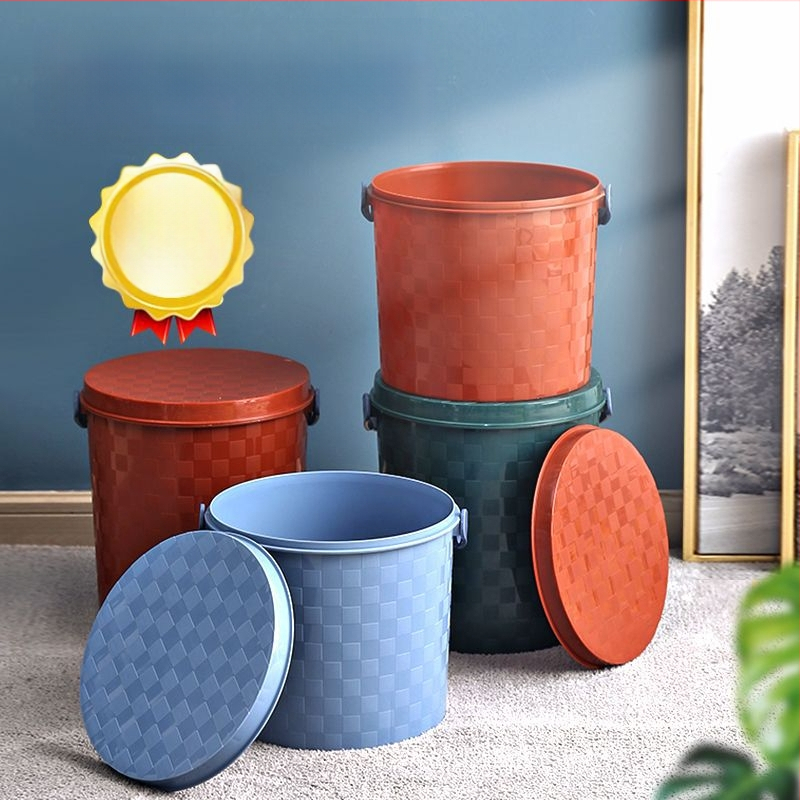 Plastist paksenenud kaasaskantav ämber käepideme ja kaanega koduseks kasutuseks, kalapüügiks, auto pesuks ja hoiustamiseks