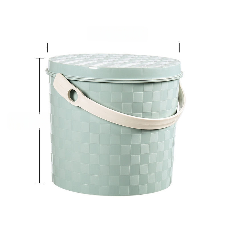 Plastist paksenenud kaasaskantav ämber käepideme ja kaanega koduseks kasutuseks, kalapüügiks, auto pesuks ja hoiustamiseks