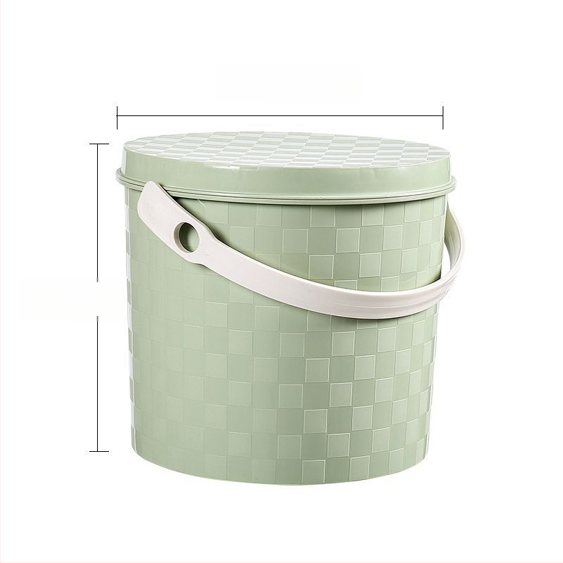 Plastist paksenenud kaasaskantav ämber käepideme ja kaanega koduseks kasutuseks, kalapüügiks, auto pesuks ja hoiustamiseks