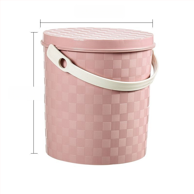 Plastist paksenenud kaasaskantav ämber käepideme ja kaanega koduseks kasutuseks, kalapüügiks, auto pesuks ja hoiustamiseks