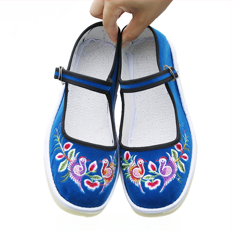 Rankų darbo audinio bateliai su etninėmis siuvinėjimo gėlėmis; apvali nosis; žemas kulnas 1–3 cm