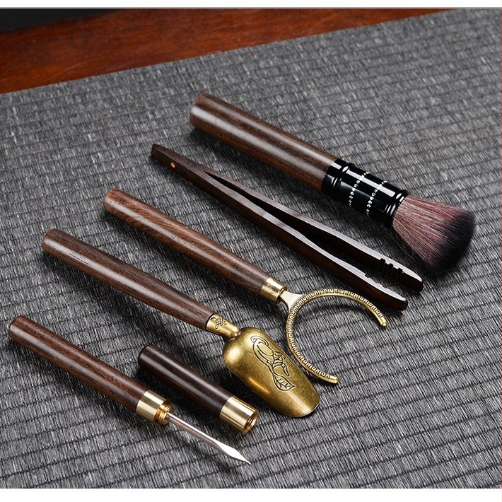 Κεραμικό σετ τελετής τσαγιού με Έξι Κυρίους (Υλικό: κεραμικό; Στυλ: Νέο κινεζικό στυλ) Περιλαμβάνει: δίσκο τσαγιού, πετσέτα, χαλάκι για τσάι και αξεσουάρ τσαγιού