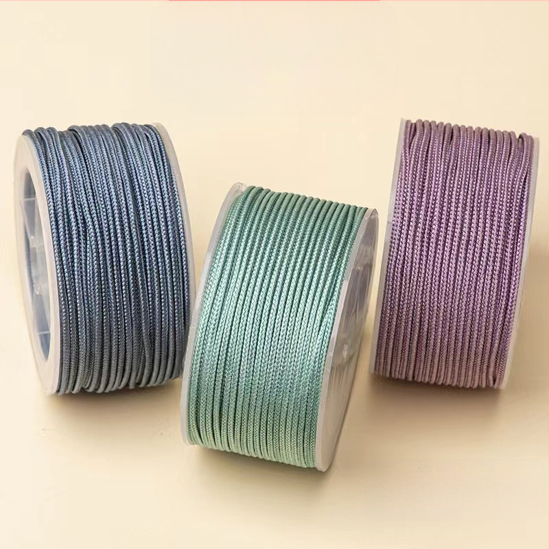 Rankų darbo virvės kaklo papuošalas; medžiaga: virvė; gamybos būdas: rankų audimas; tinkamas pakabui