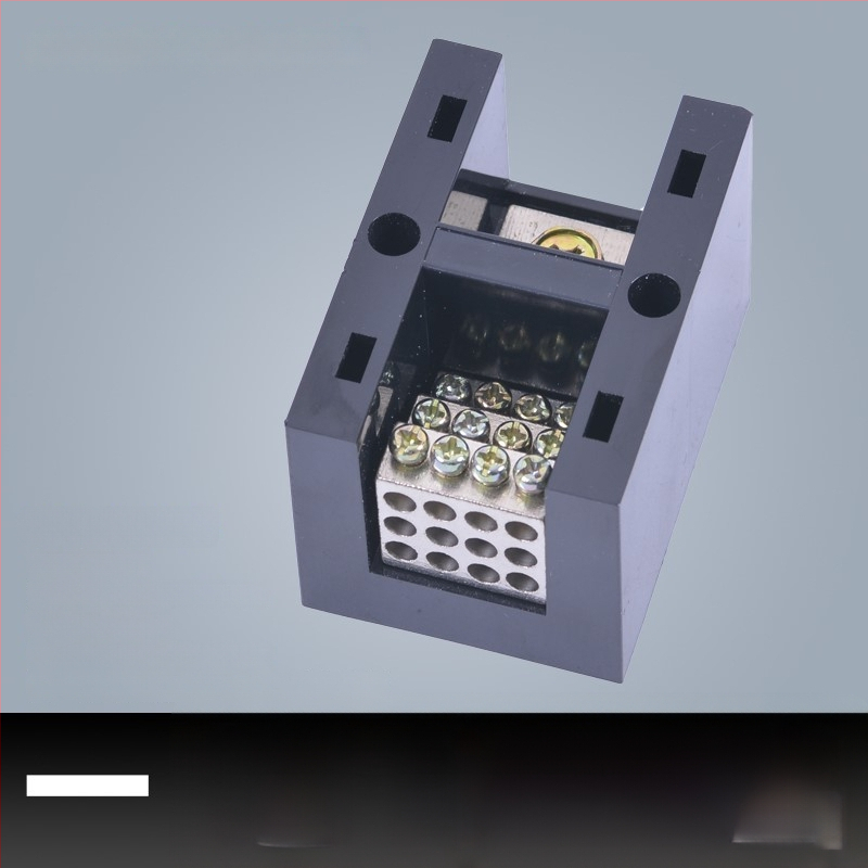 Kõrge võimsusega terminaliblokk 380V, 4 sisendi ja 16 väljundi, kolmesfaasiline neljajuhtmeline jaotussüsteem, 300A