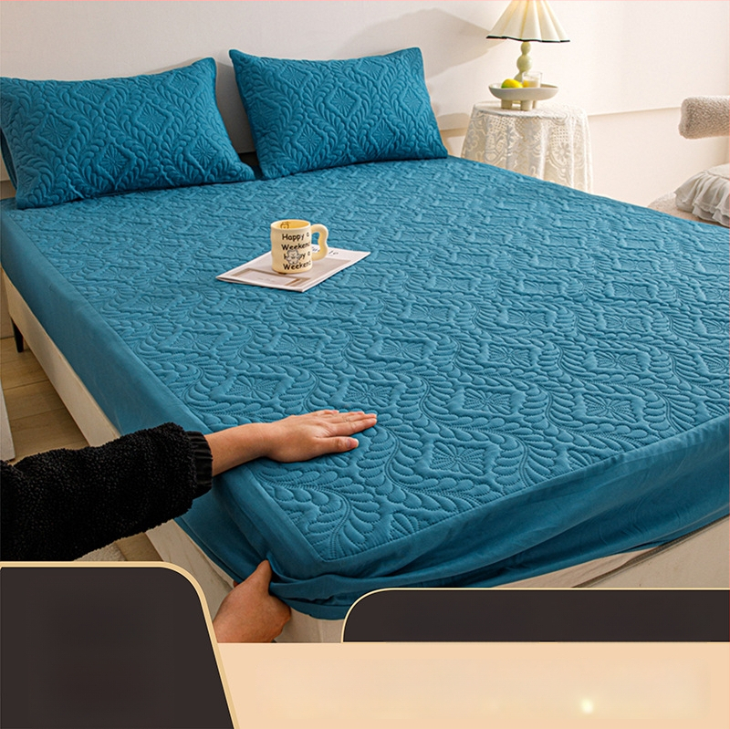 Vodootporan set plahte s elastičnim rubom, kemijska vlakna, šivanje quilt, reakcijsko ispisivanje i bojanje, uzorci: geometrijski i cvjetni, težina 1000–1500 g, moderni minimalistički stil