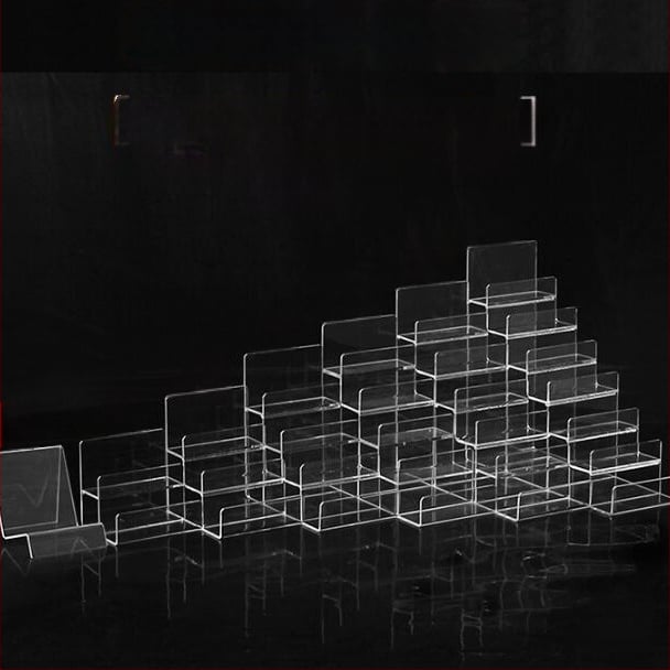 Piniginės ir rankinės demonstravimo stovas, dviejų lygių, injekcinio formavimo konstrukcija, gipso apvalkalas, laiptinės formos