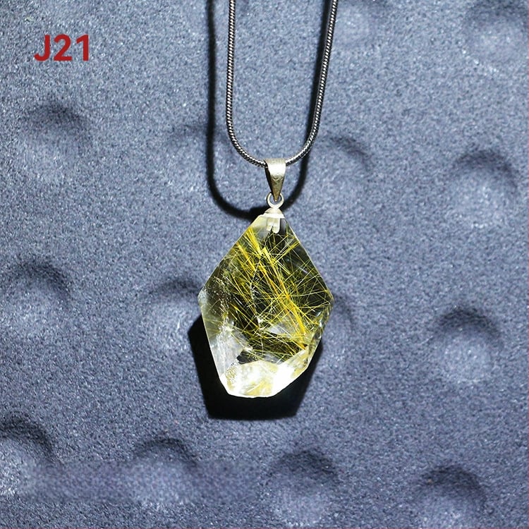 Kaklo karoliai – natūralus kristalas ir titano kristalas, kvadratinis pakabukas su išgraviruota mitine būtybe, originalus dizainas