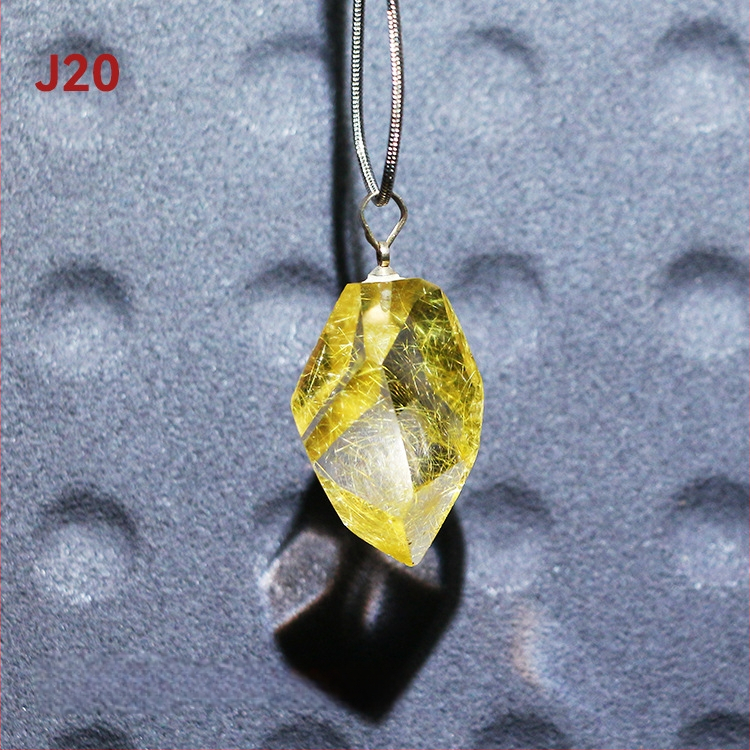 Kaklo karoliai – natūralus kristalas ir titano kristalas, kvadratinis pakabukas su išgraviruota mitine būtybe, originalus dizainas