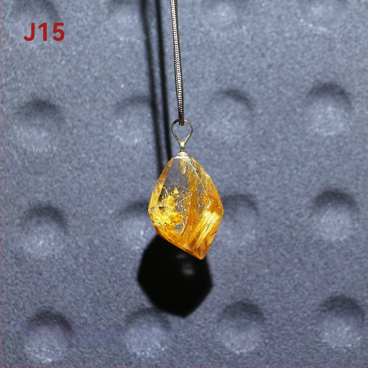 Kaklo karoliai – natūralus kristalas ir titano kristalas, kvadratinis pakabukas su išgraviruota mitine būtybe, originalus dizainas