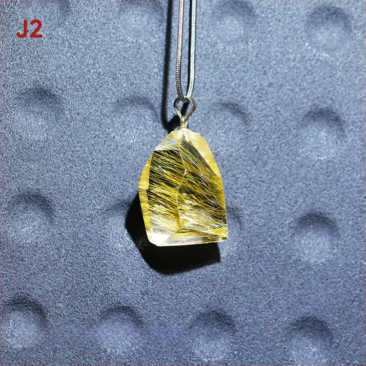 Kaklo karoliai – natūralus kristalas ir titano kristalas, kvadratinis pakabukas su išgraviruota mitine būtybe, originalus dizainas