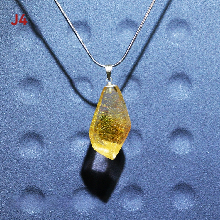 Kaklo karoliai – natūralus kristalas ir titano kristalas, kvadratinis pakabukas su išgraviruota mitine būtybe, originalus dizainas