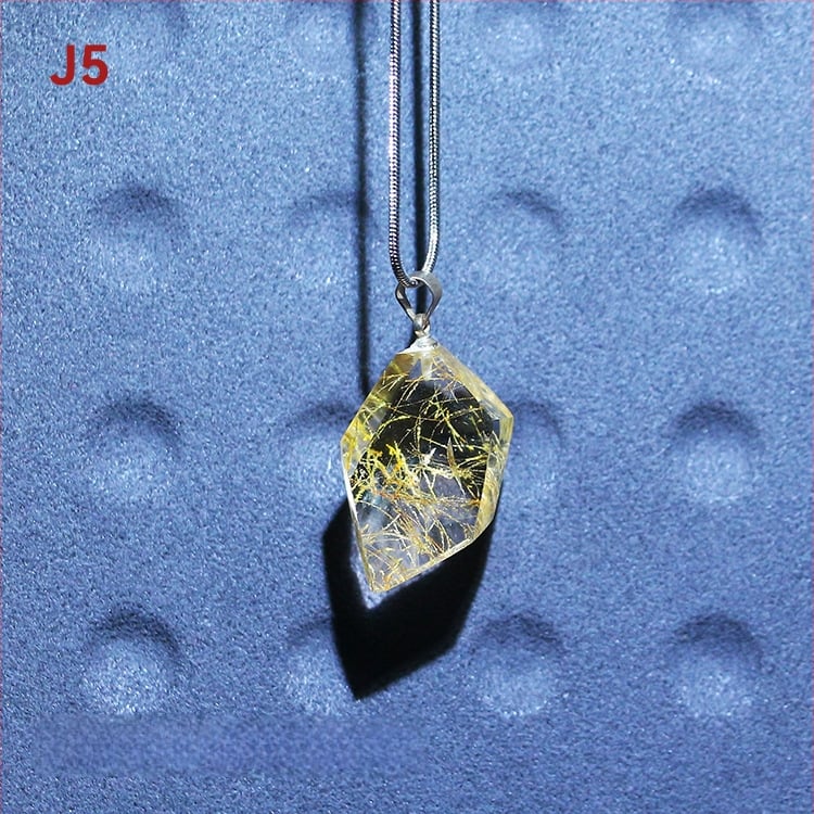 Kaklo karoliai – natūralus kristalas ir titano kristalas, kvadratinis pakabukas su išgraviruota mitine būtybe, originalus dizainas