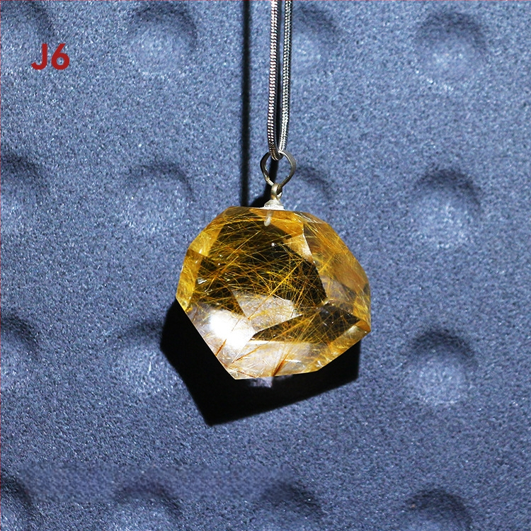 Kaklo karoliai – natūralus kristalas ir titano kristalas, kvadratinis pakabukas su išgraviruota mitine būtybe, originalus dizainas