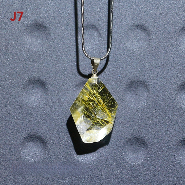 Kaklo karoliai – natūralus kristalas ir titano kristalas, kvadratinis pakabukas su išgraviruota mitine būtybe, originalus dizainas