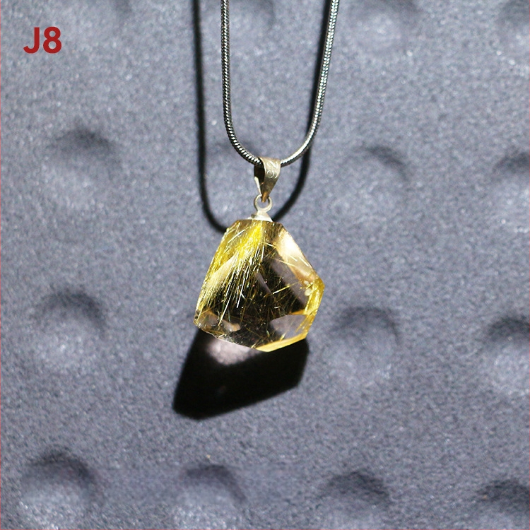 Kaklo karoliai – natūralus kristalas ir titano kristalas, kvadratinis pakabukas su išgraviruota mitine būtybe, originalus dizainas