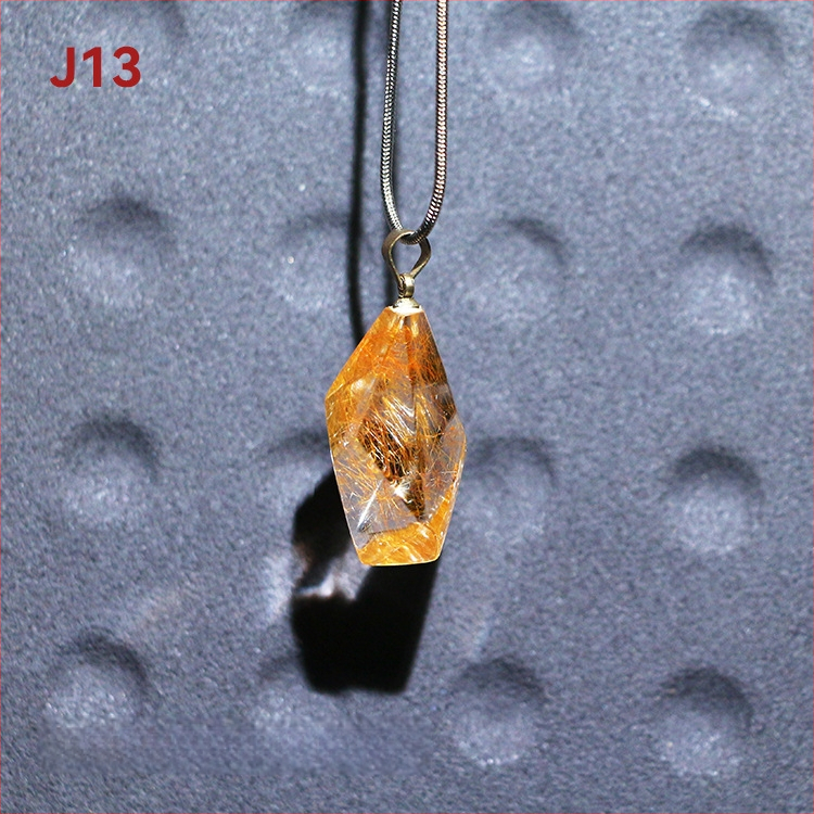 Kaklo karoliai – natūralus kristalas ir titano kristalas, kvadratinis pakabukas su išgraviruota mitine būtybe, originalus dizainas