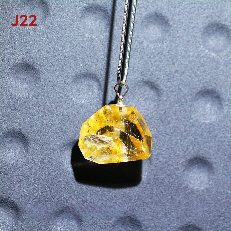 Kaklo karoliai – natūralus kristalas ir titano kristalas, kvadratinis pakabukas su išgraviruota mitine būtybe, originalus dizainas