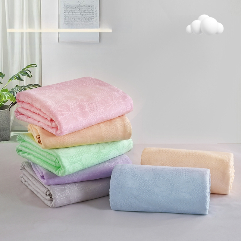 Bambuko pluošto pledas su džakardo raštu, šešialapio dobilo motyvas, šaldantis ledinės šilko audinys, visiems metų laikams