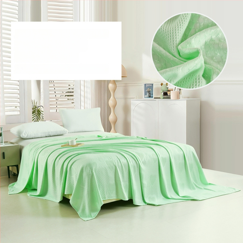 Bambuko pluošto pledas su džakardo raštu, šešialapio dobilo motyvas, šaldantis ledinės šilko audinys, visiems metų laikams