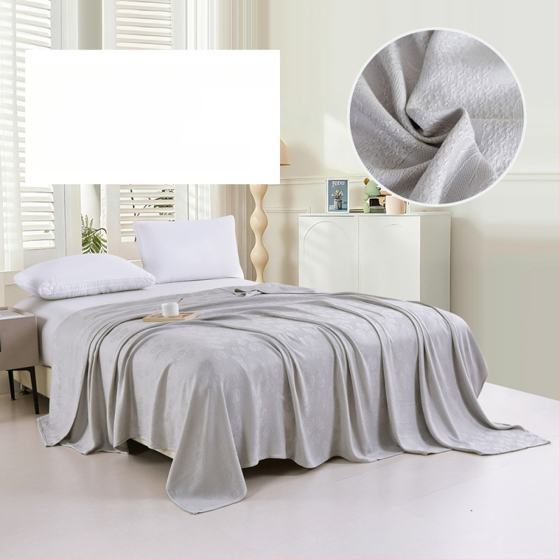 Bambuko pluošto pledas su džakardo raštu, šešialapio dobilo motyvas, šaldantis ledinės šilko audinys, visiems metų laikams