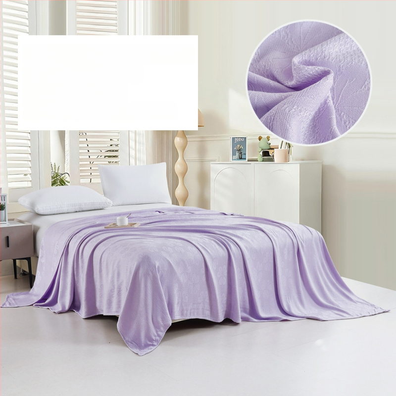 Bambuko pluošto pledas su džakardo raštu, šešialapio dobilo motyvas, šaldantis ledinės šilko audinys, visiems metų laikams