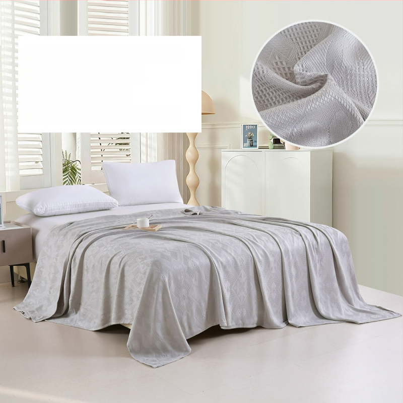 Bambuko pluošto pledas su džakardo raštu, šešialapio dobilo motyvas, šaldantis ledinės šilko audinys, visiems metų laikams