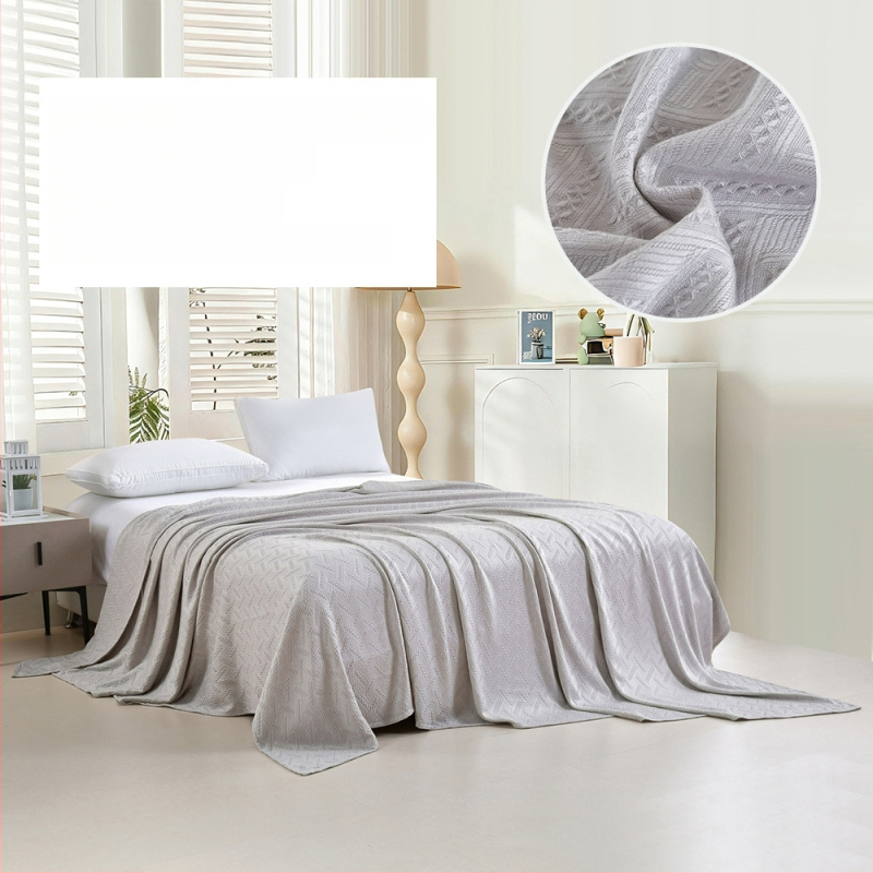 Bambuko pluošto pledas su džakardo raštu, šešialapio dobilo motyvas, šaldantis ledinės šilko audinys, visiems metų laikams