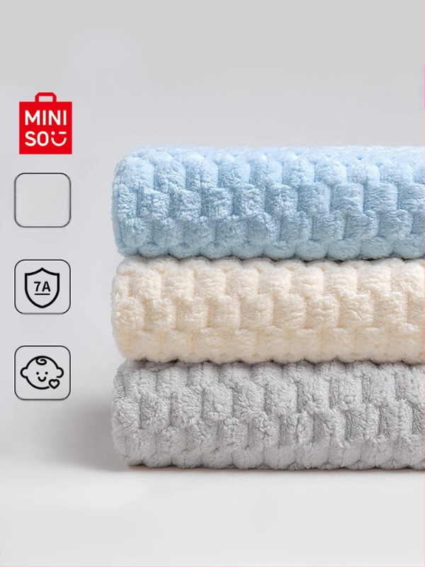 Trys rankšluosčių komplektas studentų bendrabutyje, 100% kitas pluoštas, 150D siūlas, džakardo audimas, po 100 g kiekvienam rankšluosčiui.