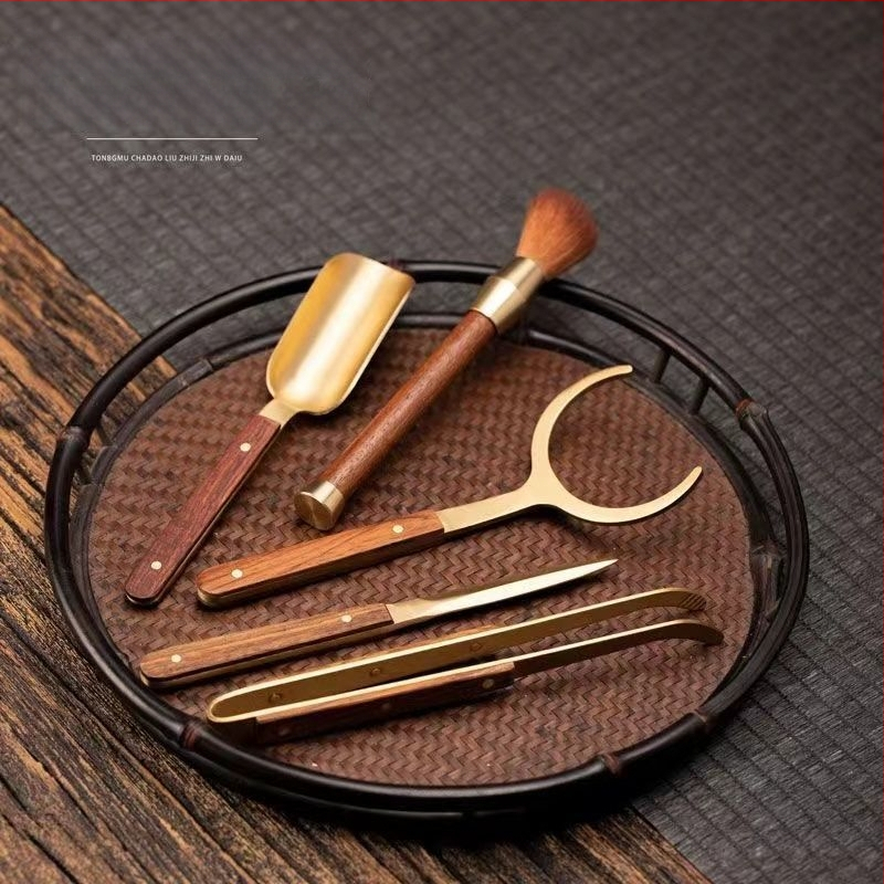 Σετ εξι εργαλείων για Τσάι Κουνγκ Φου — χαλκός, μοντέρνος μινιμαλιστικός σχεδιασμός; περιλαμβάνει μαχαίρι τσαγιού, κλιπ, κουτάλι και βούρτσα τσαγιού