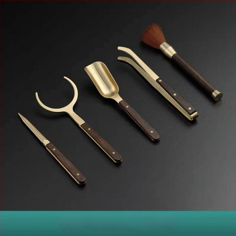 Σετ εξι εργαλείων για Τσάι Κουνγκ Φου — χαλκός, μοντέρνος μινιμαλιστικός σχεδιασμός; περιλαμβάνει μαχαίρι τσαγιού, κλιπ, κουτάλι και βούρτσα τσαγιού