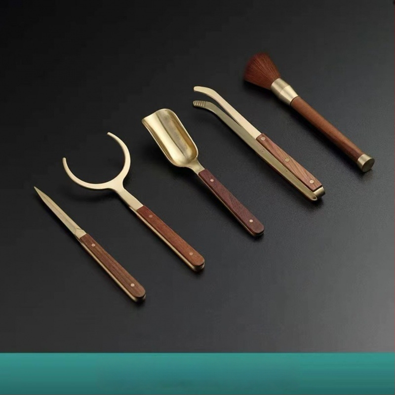 Σετ εξι εργαλείων για Τσάι Κουνγκ Φου — χαλκός, μοντέρνος μινιμαλιστικός σχεδιασμός; περιλαμβάνει μαχαίρι τσαγιού, κλιπ, κουτάλι και βούρτσα τσαγιού