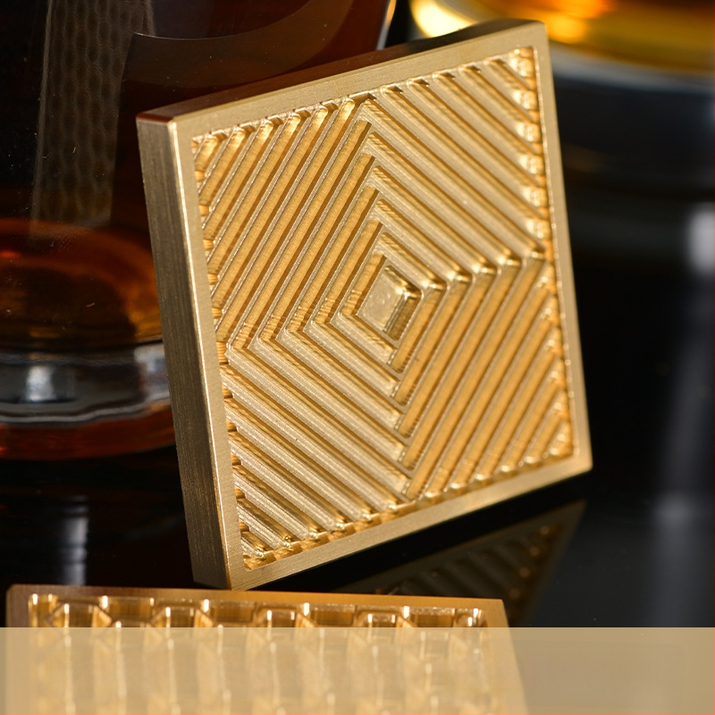 Jääkuubikute tempel kohandatud gravüüritud logoga, vask-pronksi sulam, CNC gravüürimine ja käsitsi poleerimine, ümmargune või ruudukujuline kuju, kaal 50 g