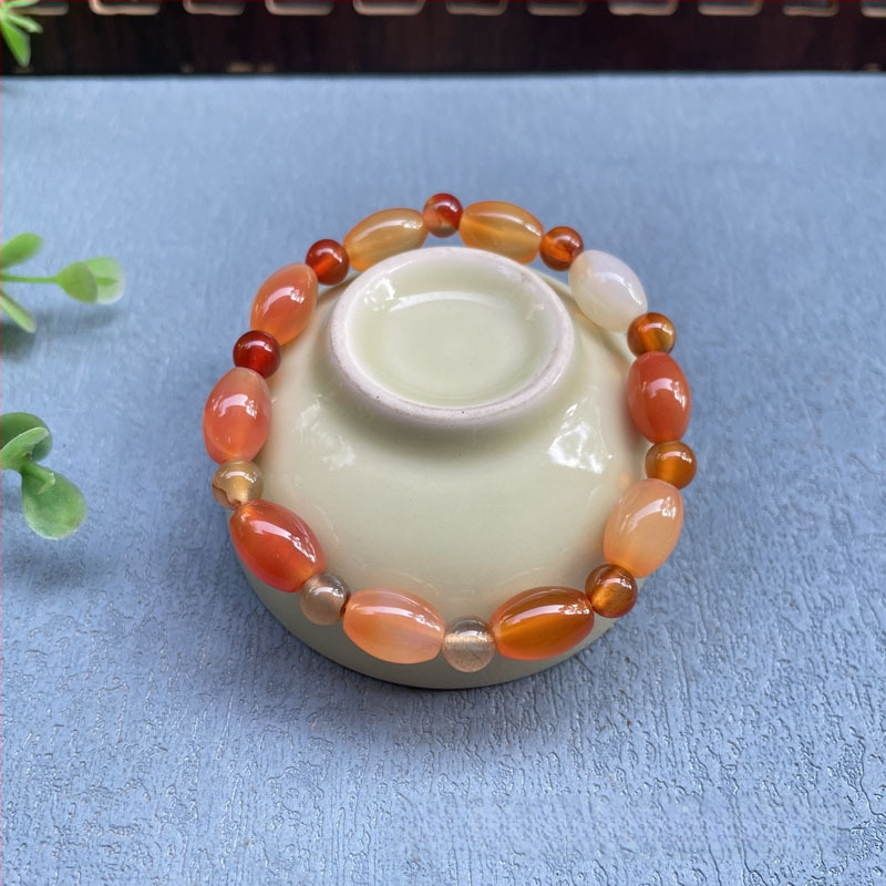 Akatā rokassprādze ar rižu pērļām, ģeometriska forma, dabisks materiāls, karājošās pērles