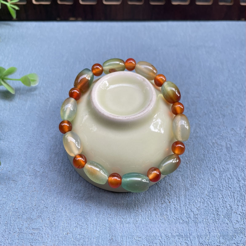 Akatā rokassprādze ar rižu pērļām, ģeometriska forma, dabisks materiāls, karājošās pērles