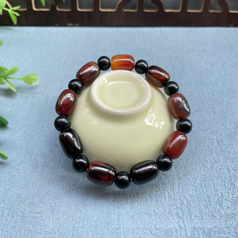 Akatā rokassprādze ar rižu pērļām, ģeometriska forma, dabisks materiāls, karājošās pērles