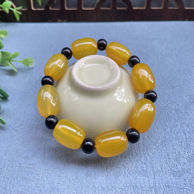 Akatā rokassprādze ar rižu pērļām, ģeometriska forma, dabisks materiāls, karājošās pērles