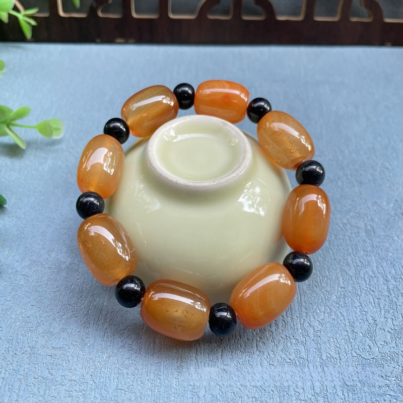 Akatā rokassprādze ar rižu pērļām, ģeometriska forma, dabisks materiāls, karājošās pērles